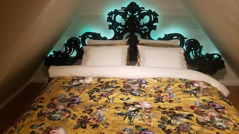 Apartment in canal house (17th century) downtown