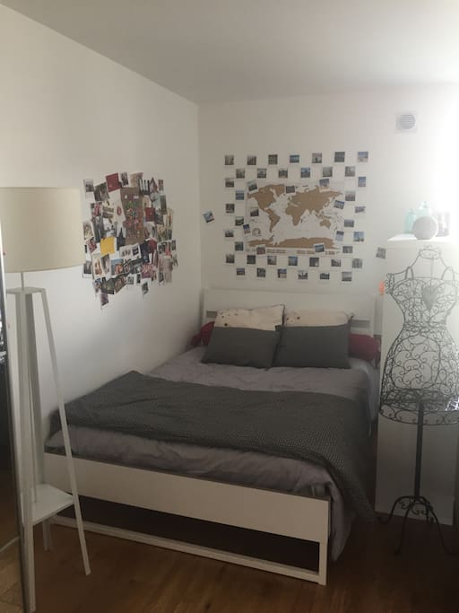 Un grand lit confortable pour deux personnes.