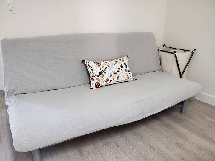 Sofá-cama na sala de estar pode ser transformado em uma cama queen size