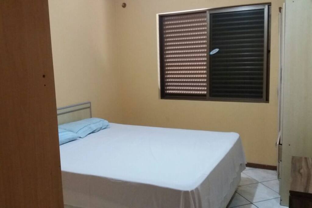 quarto casal com ar condicionado