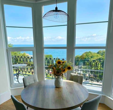 Top Airbnb: Sea View Apartment With Super King Size Bed in Ilfracombe