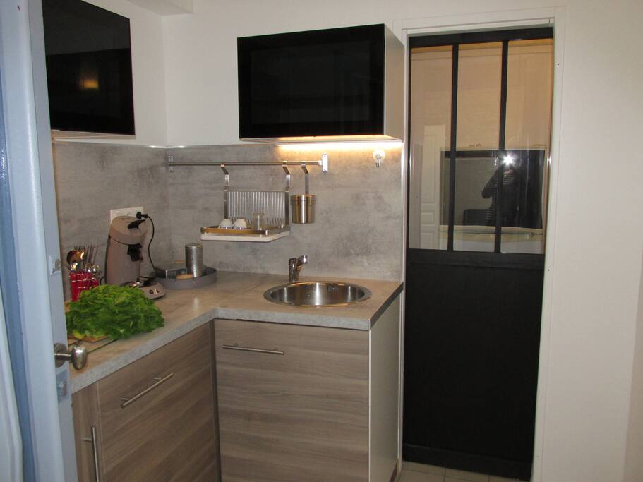 cuisine indépendante:four combiné,lave vaisselle, plaque induction, frigo congélateur, lave linge