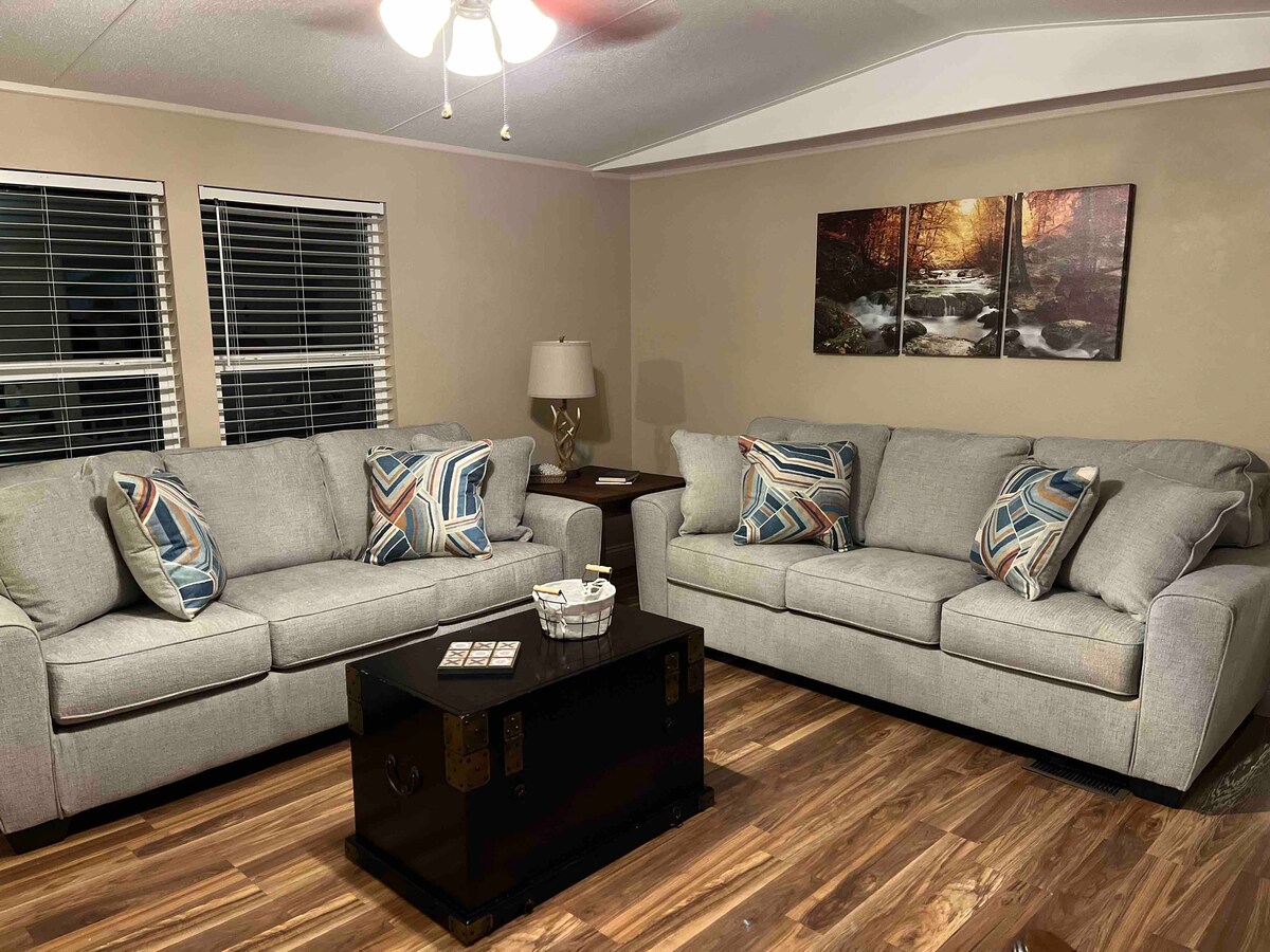 Relájate en la sala de estar en cualquiera de los nuevos sofás de muebles Ashley. Uno equipado con sofá cama tamaño queen con un colchón de espuma viscoelástica. 