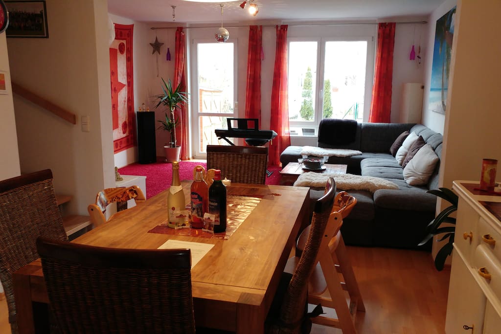 Gemütliches Wohn- und Esszimmer mit Sitzlandschaft und Fernseher!