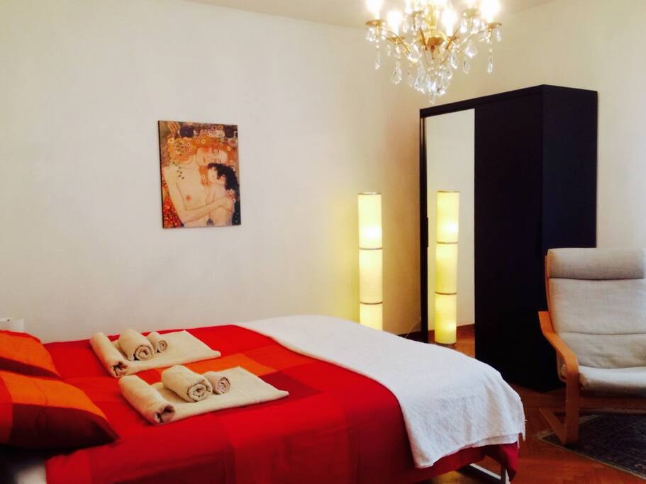 Un angolo dell'ampia camera da letto/A corner of the large bedroom