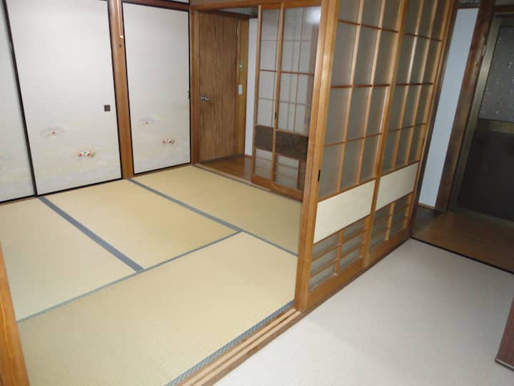 Ubytovacia izba 5 (ako je vidieť z chodby).Do izby vstupujeme a vystupujeme z chodby. 