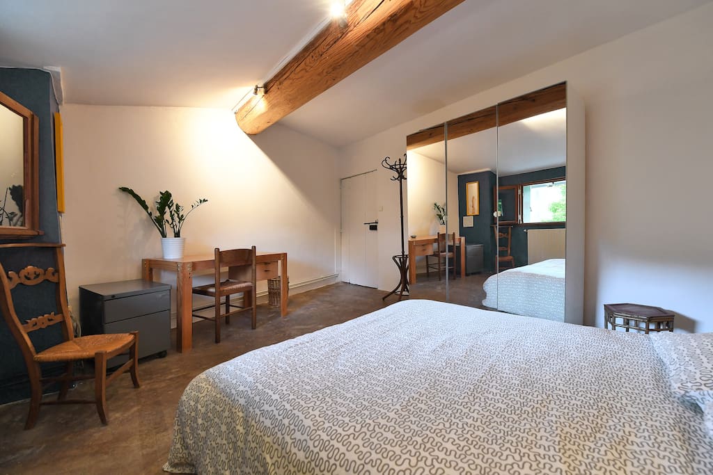 La chambre de Claire.
Claire's bedroom.