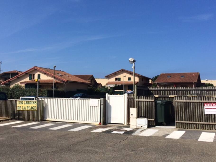 Entrée de la résidence (parking sécurisé avec ouverture par badge)