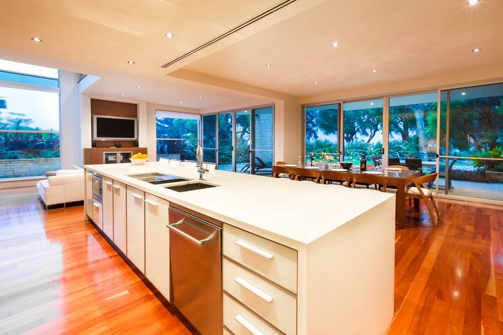 Absolute Beachfront 4 Bed 4 bath House gallery image 5