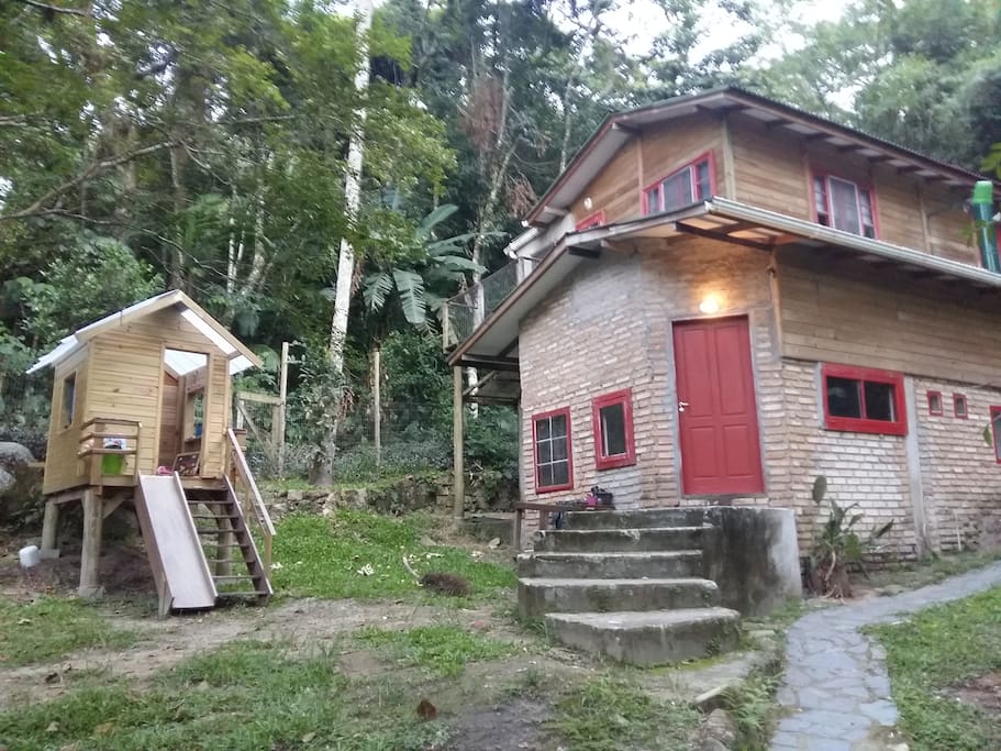 casa com casinha de brinquedo
no jardim
