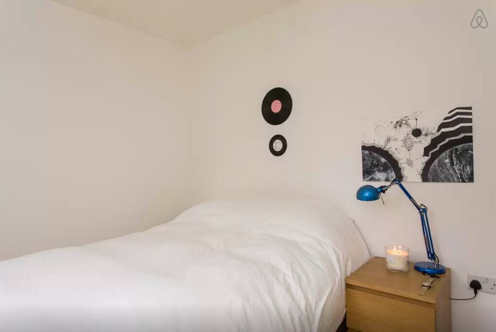 The double bedroom, ideal for a couple.