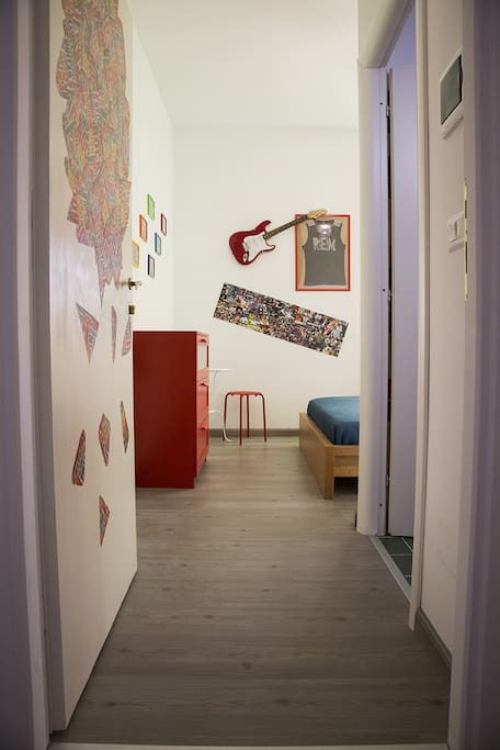 L'ingresso alla stanza su cui si intravede l'originale porta decorata