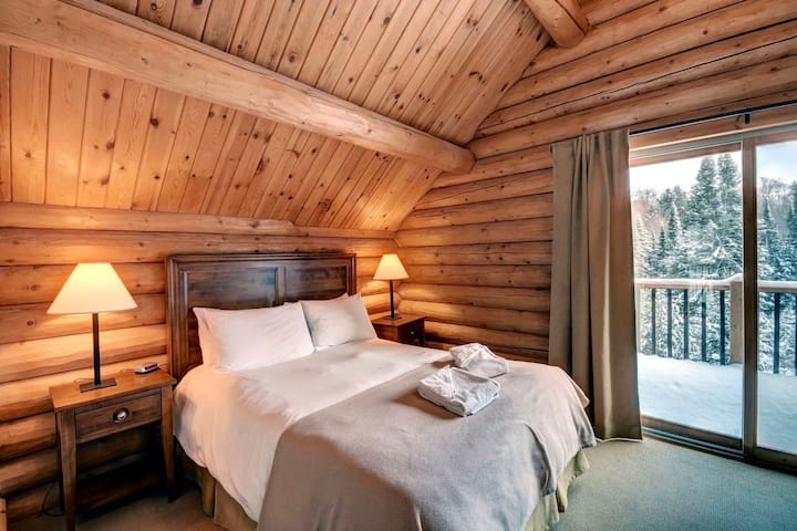 ห้องนอน #2 พร้อมเตียงควีนไซส์และระเบียงส่วนตัว 