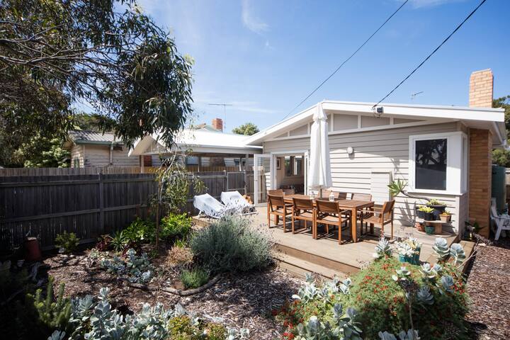 Two minutes to beach, river, cafes!