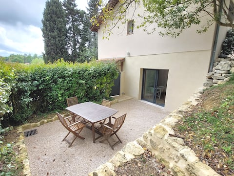 Very nice renovated 2 bedroom in a quiet area.