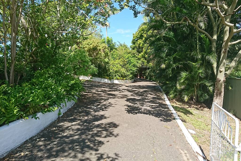 ENTRANCE DRIVEWAY