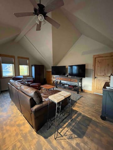Cheerful 5 bedroom residential home . gallery image 3