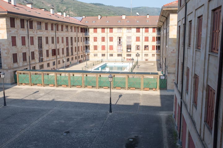 Zentralgeschoss mit Pool und Garage