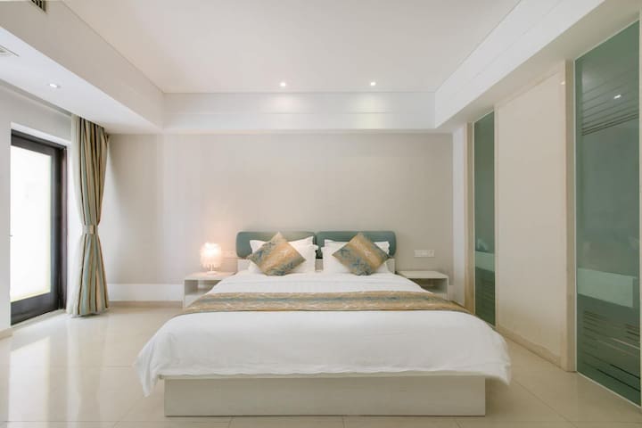 【日悦海】大东海4星酒店内部客房:10楼 温馨大床房+厨房 近大东海沙滩 周边餐饮 超市配套齐全