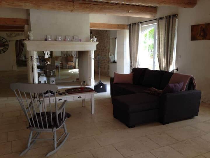 Salón de entrada con sofá cama 