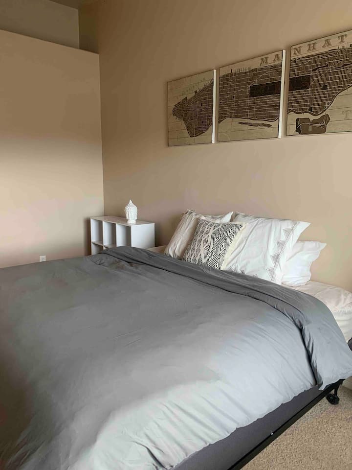 Grande chambre principale avec lit King Size, salle de bain attenante et télévision Roku de 42 pouces.