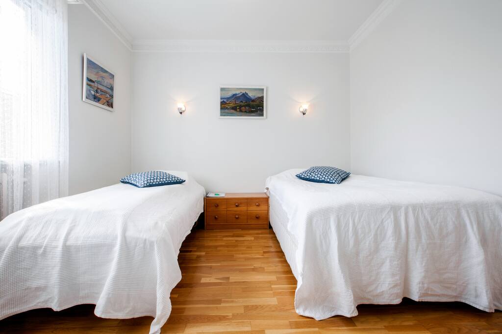 Beds 90 cm (35") and 120 cm (44") wide.