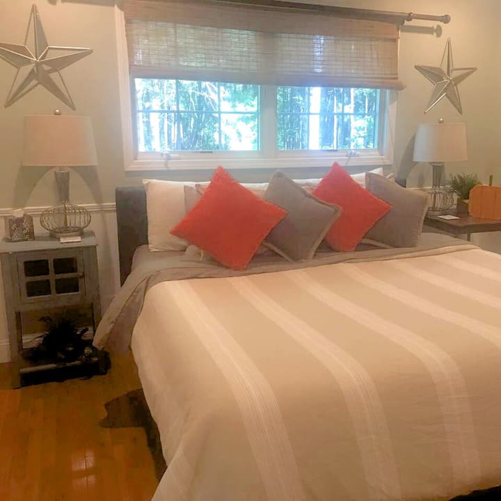 ห้องนอนใหญ่ชั้นล่างพร้อมเตียงคิงไซส์