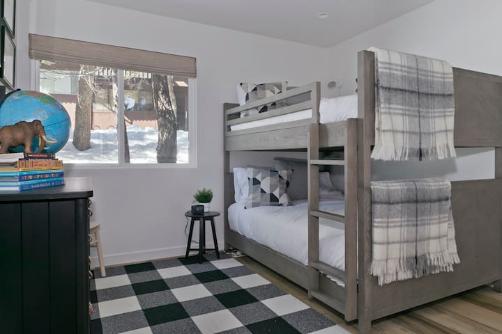 楼下后卧室（全尺寸双层床）