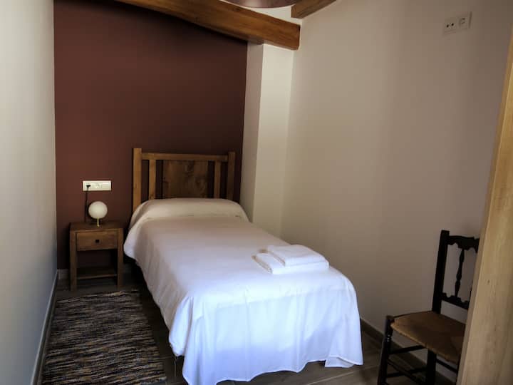 If necessary, another single bed can be put in