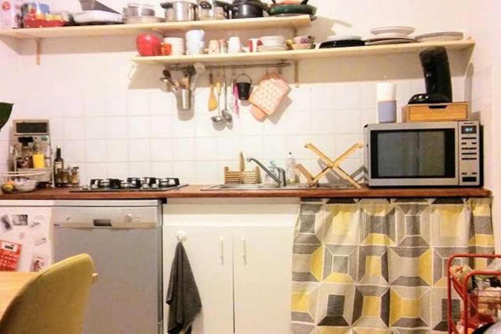 Cuisine : lave vaisselle, frigo, four/micro-onde, cafetière, bouilloire, et tous ustensiles pour cuisiner des petits plats.