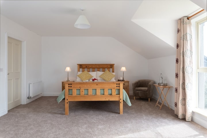 Veľká hlavná spálňa s vlastnou kúpeľňou a sprchovacím kútom. Prejdite sa do šatníka a vychutnajte si všetky sviatočné odevy.