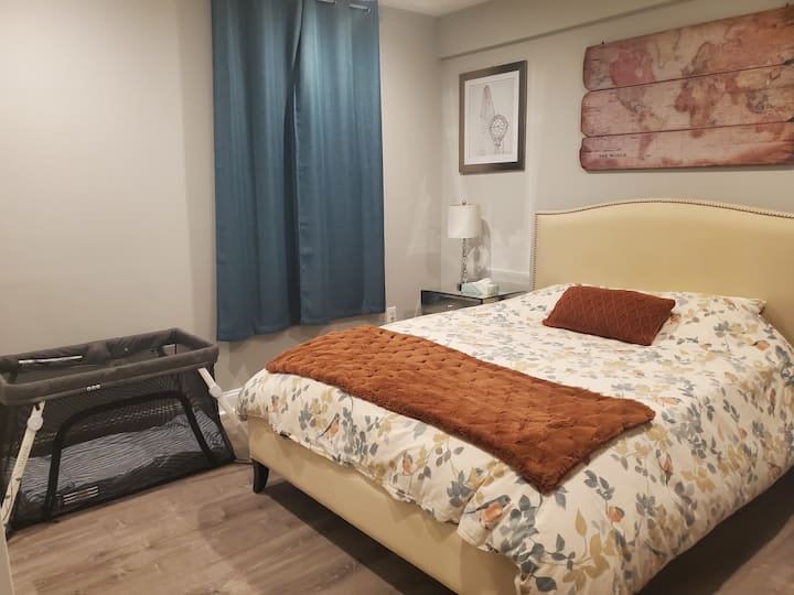 标准双人床，配有Casper床垫（ 2022年底购买）、羽绒枕头和羽绒被。 可应要求免费提供旅行婴儿床。