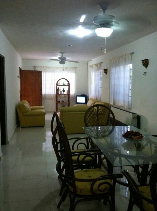 comedor y sala con tv e izzi