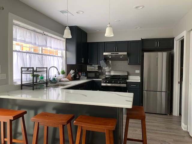 Spacious 4BR, central ChinaTown by McCormick/DWNT gallery image 2