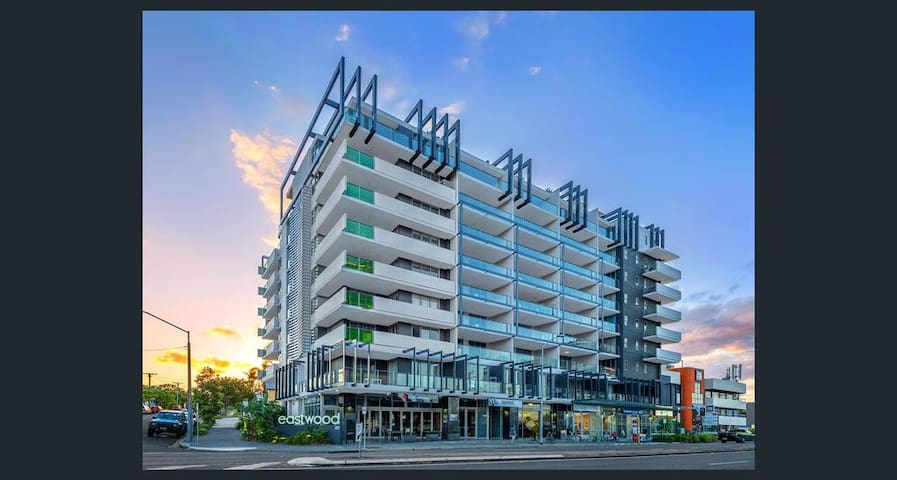 Room in a chic apartment in Woolloongabba