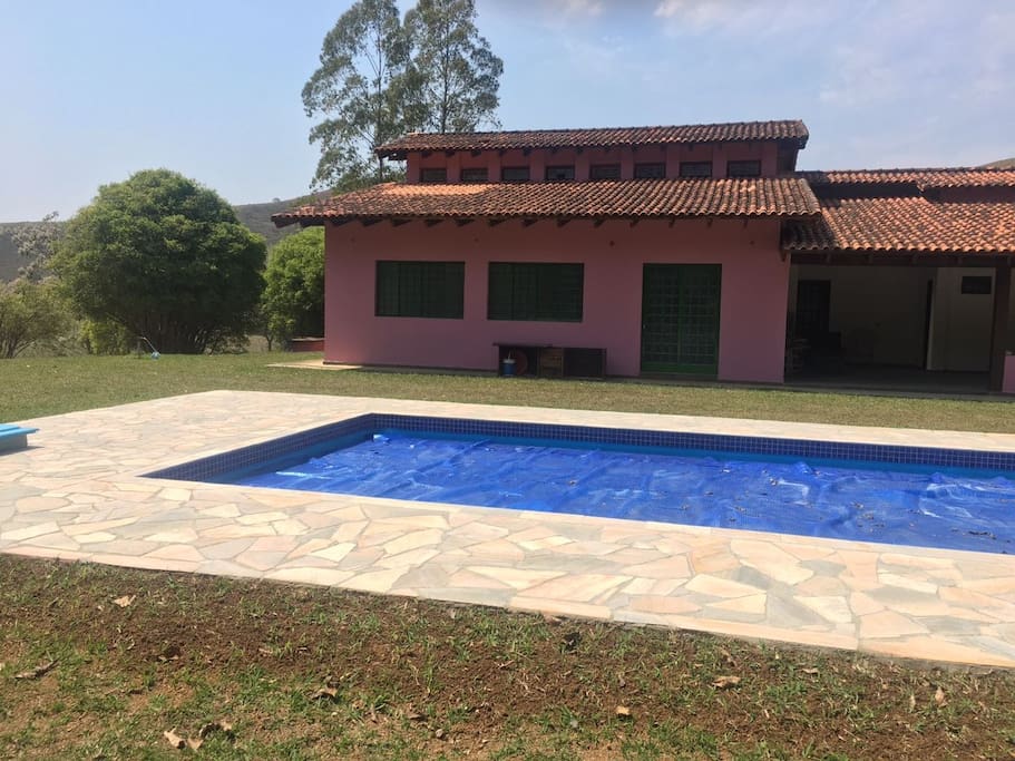 Piscina na frente da casa