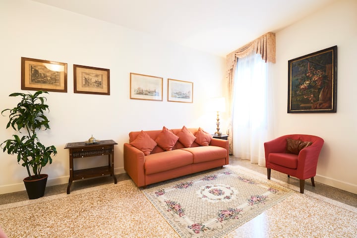 سرير أريكة في غرفة المعيشة