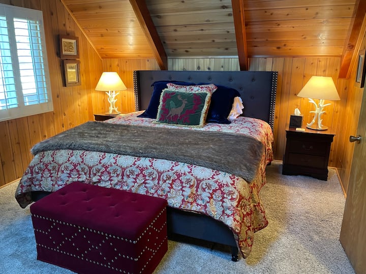 Основна спалня със супер удобно плюшено легло тип Кинг.