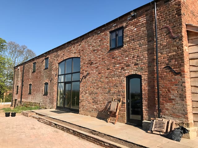 Stunning Luxury 5 Bed Barn Conversion near Chester