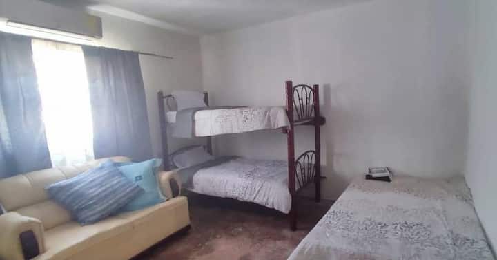 Dhomë gjumi e bollshme me 4 krevate tek. Ka çarçafë, jorganë, batanije, jastëkë. 