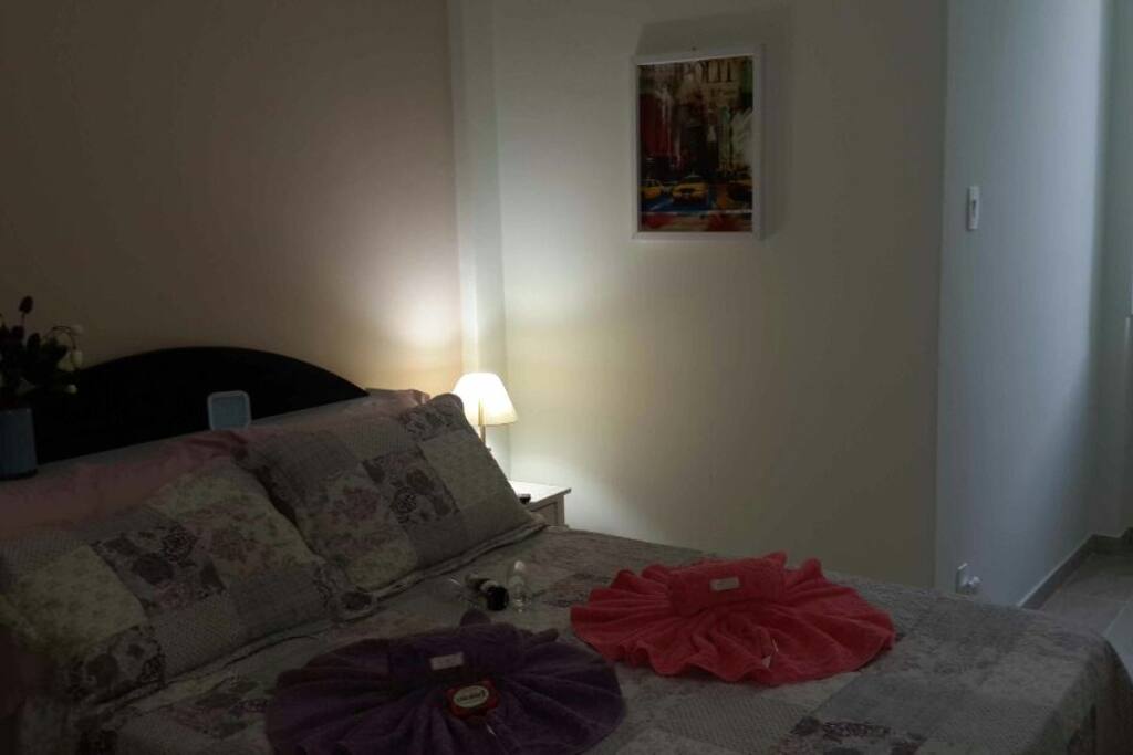 Cama em ambientação noturna.