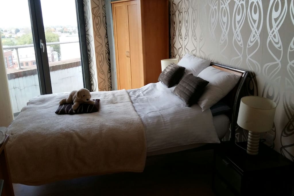 This one bed apartment has a large bedroom with corner floor to ceiling windows for great views of the Jewellery Quarter. The apartment is on the top floor.