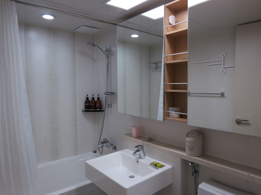 PRIVATE GUEST BATHROOM - towels/shampoo/soap/toothpaste/toilet paper provided throughout stay.
No guest(s) of the ABB guest allowed.