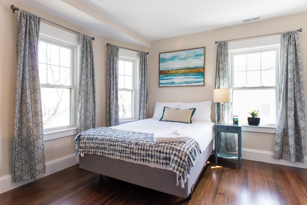 Aqua Zen - High ceilings and queen bed size.