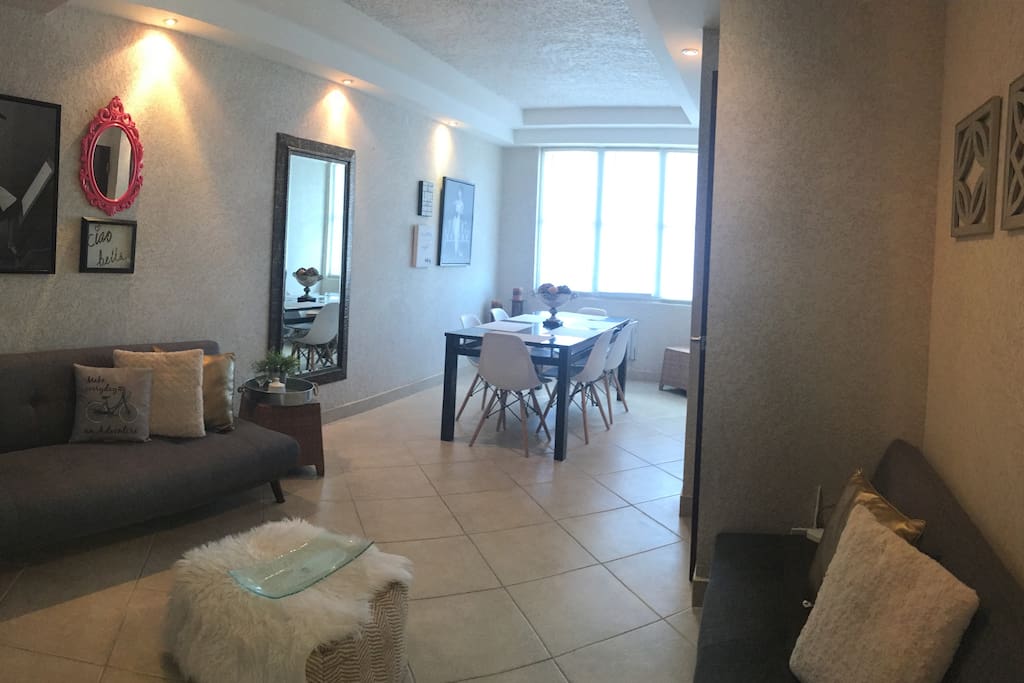 Comfortable and centrally located apartment in the capital of Puerto Rico (San Juan) walking distance to Convention Center, Texas of Brazil, Olive Garden rest, supermarket, variety of restaurant and lounge. A 10-15 minute walk to Condado Beach. 15 minutes from the airport by car. Very centrally located and 5 minutes by car (uber) from the street loiza, la placita, hotels and lounge.