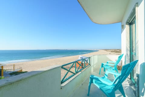 Airbnb em destaque: On the Beach Living with Ocean View em Leiria