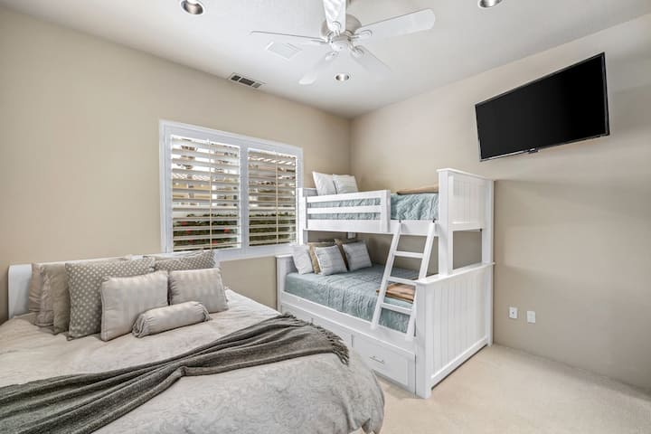 Dhoma e gjumit 3 - Krevat marinari me madhësi të plotë më poshtë dhe krevate dopio sipër dhe krevate dopio "Queen"