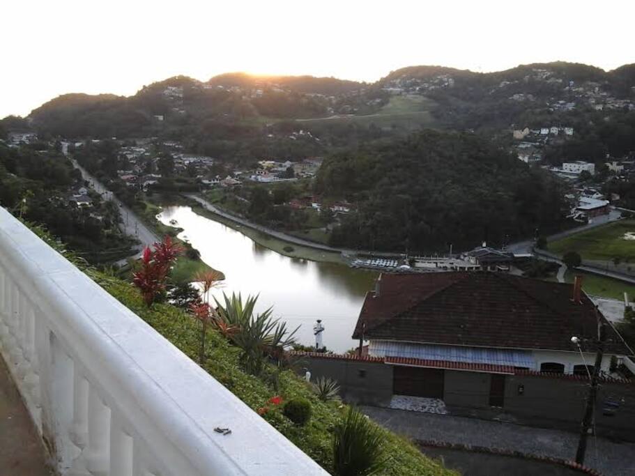 Vista do lago e da montanha