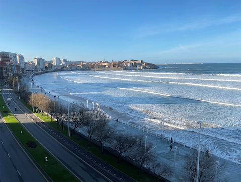 Nice ocean view. In downtown Gijon. Beach access