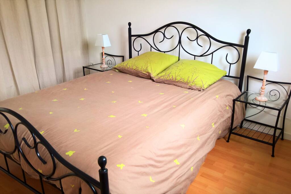 Chambre parentale avec un lit 140 x 190 et un grand placard intégré